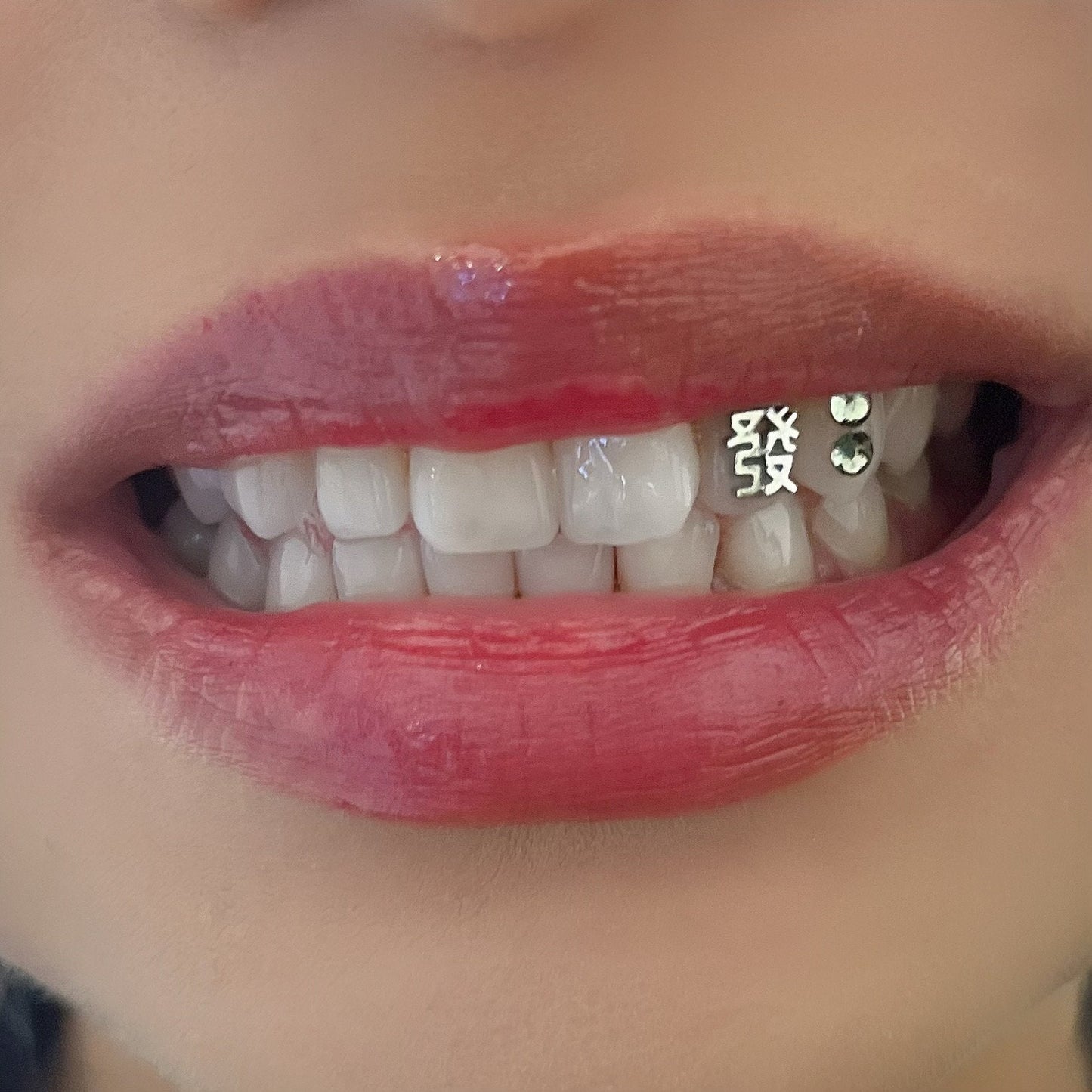 發 Prosperity Tooth Gem | Titanium Charm